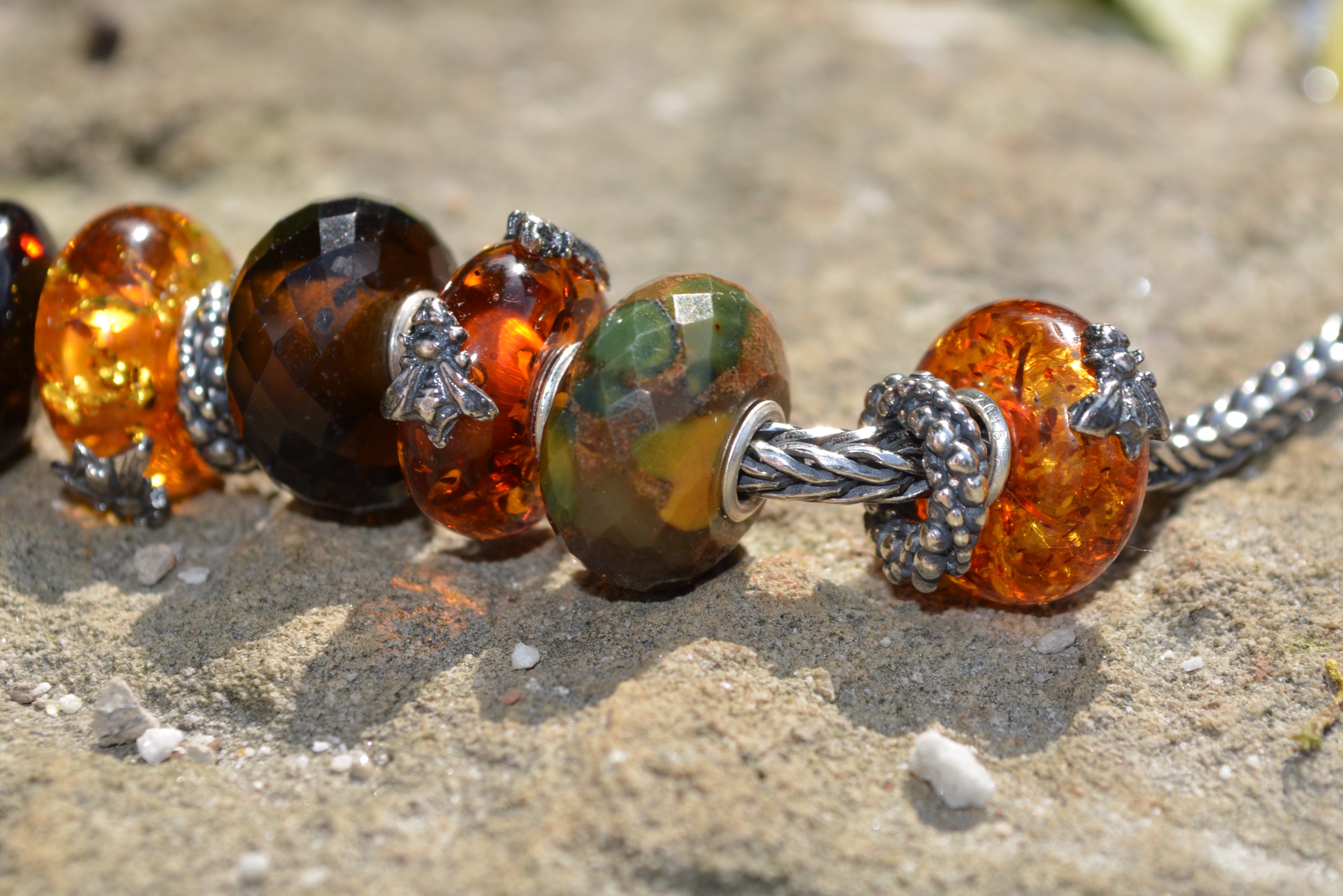 trollbeads amber bee