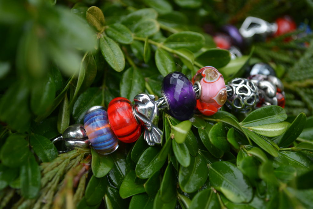 A featured photos of the 2019 Valentine Bead from Trollbeads, the Love Birds